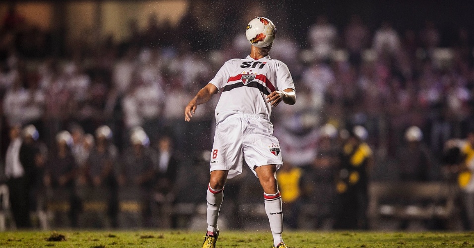 28.11.2012 - Paulo Henrique Ganso mostra habilidade e domina a bola no peito no jogo contra a Universidad Católica