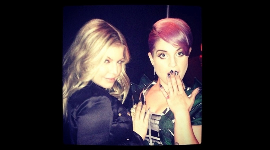 28.nov.2012 - Fergie divulgou uma imagem onde aparece apalpando o seio de Kelly Osbourne. "Eu me diverti muito com a Kelly", escreveu ela na legenda