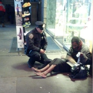 Policial de Nova York fica famoso após ser fotografado dando par de botas a mendigo em calçada - Jennifer Foster/Facebook/Reprodução