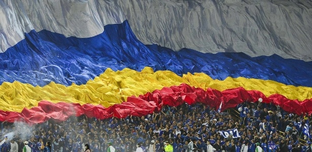 Torcida do Millonarios abre bandeirão gigante em seu estádio na Colômbia - AFP PHOTO / Luis Acosta