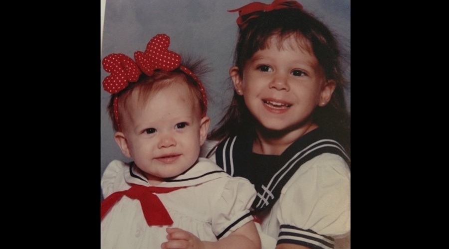 29.nov.2012 - Hillary Duff divulgou uma imagem onde aparece ainda bebê ao lado da irmã, Hailey