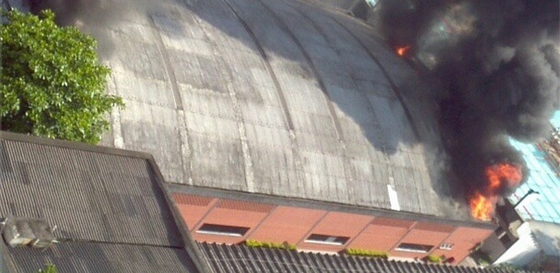  Incêndio atinge ginásio na sede do Flamengo, na Gávea, na manhã desta quinta-feira - Reprodução/Twitter/Clara Alexandre