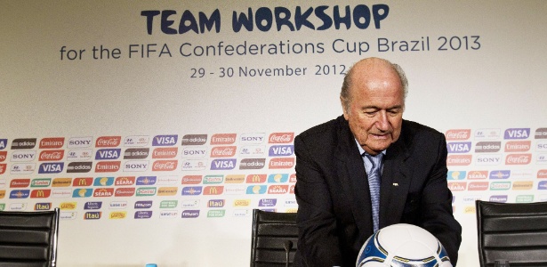 Joseph Blatter, presidente da Fifa, prepara o ambiente para a coletiva da Copa das Confederações