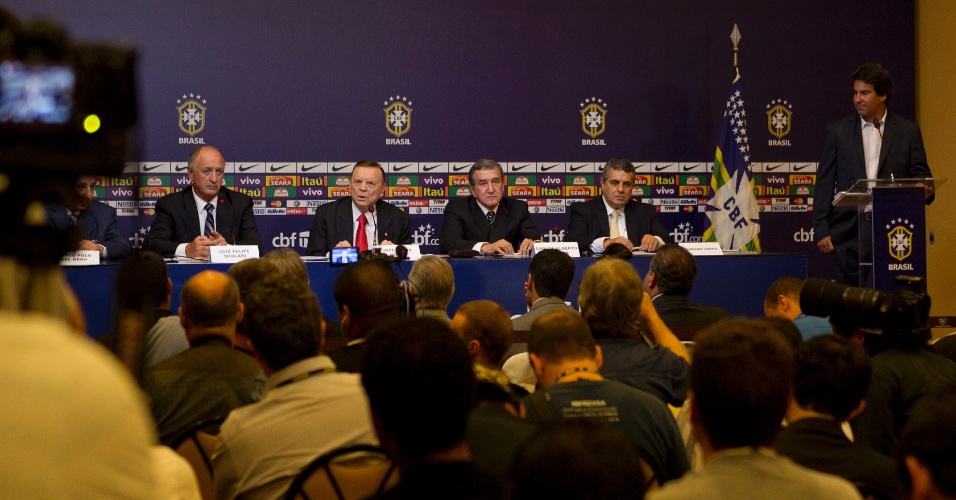 29.nov.2012 - Luiz Felipe Scolari é anunciado como novo técnico da seleção brasileira em coletiva de imprensa no Rio de Janeiro