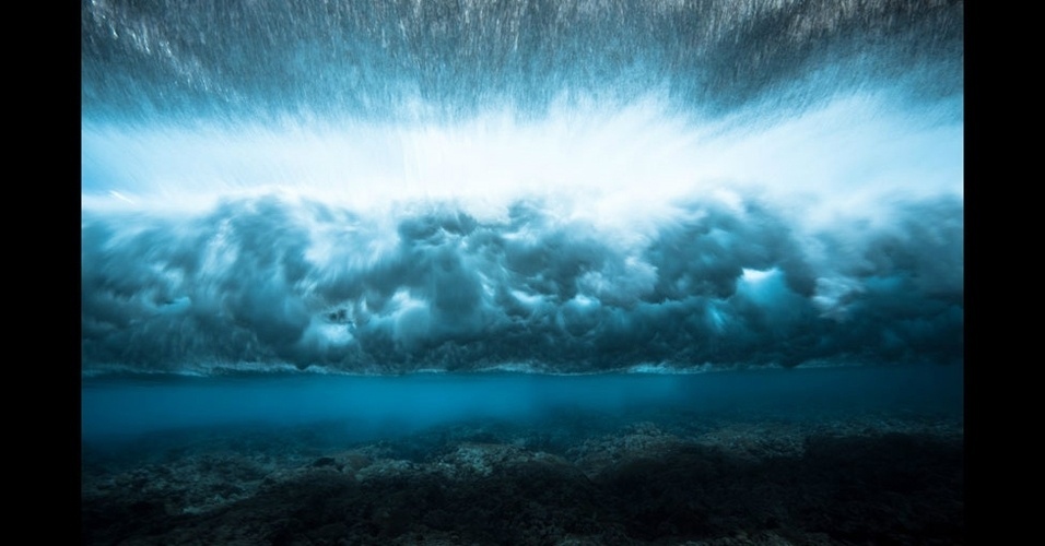29.nov.2012 - Mark Tripple é o principal fotógrafo de uma iniciativa chamada The Underwater Project, que foca nos elos da Austrália com os oceanos. Veja a seguir as fotos tiradas sob ondas prestes a chegar na areia
