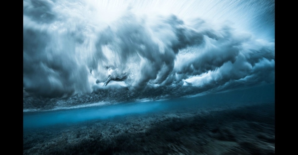 29.nov.2012 - O caos visual percebido sob as ondas também destaca a luta pela sobrevivência no ambiente marinho