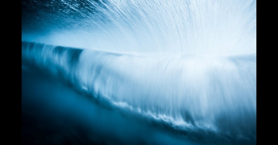 29.nov.2012 - Tripple inicialmente tentou fotografar nadadores, mas acabou voltando suas atenções ao poder das ondas, em uma série chamada "Mare Vida"