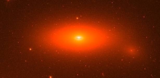 O buraco negro concentra cerca de 14% da massa da sua galáxia - Nasa/ESA/Andrew C. Fabian