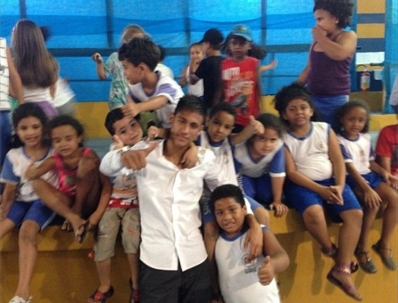  Neymar visitou ONG que realiza trabalho educacional com crianças carentes em Santos - Reprodução/Instagram