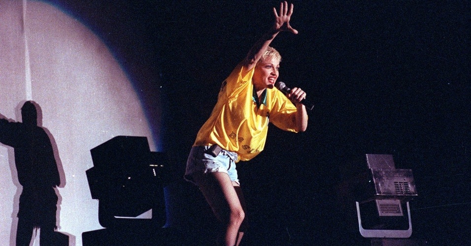 3.nov.1993 - Em 1993, Madonna se apresentou pela primeira vez no Brasil no estádio do Morumbi, em São Paulo. Três dias depois, seguiu com a turnê "The Girlie Show" para o Rio de Janeiro, onde se apresentou no Maracanã