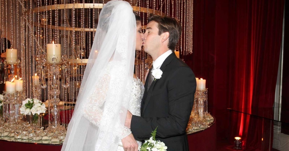 28.nov.2012 - Andrea Bogosian e Popó Bueno após a cerimônia de casamento no Leopolldo, no bairro dos Jardins, em São Paulo