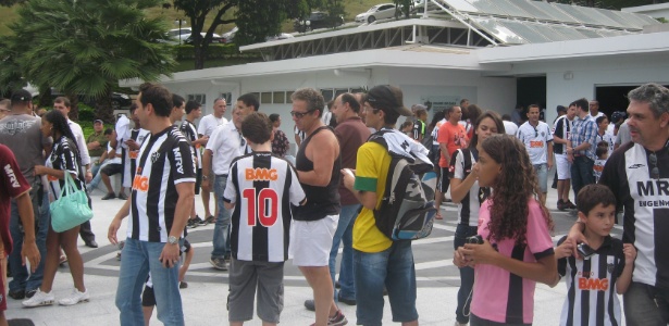 Torcedores compareceram à Cidade do Galo para ver treino do Atlético-MG - Bernardo Lacerda/UOL