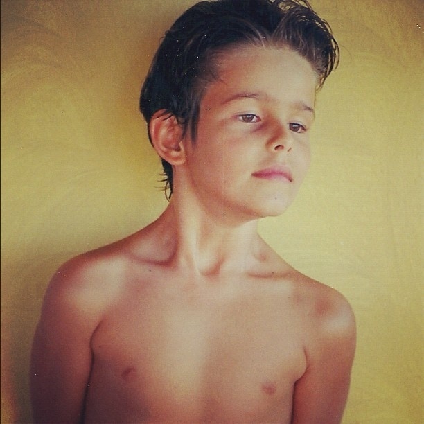 Yasmin Brunet publica imagem de quando era pequena e diz que parece um menino (29/11/2012)
