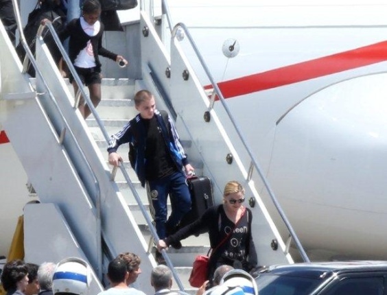 30.11.12 - Acompanhada pelos filhos Mercy e Rocco, Madonna desembarca no Rio de Janeiro para primeiro show da turnê "MDNA" no Brasil