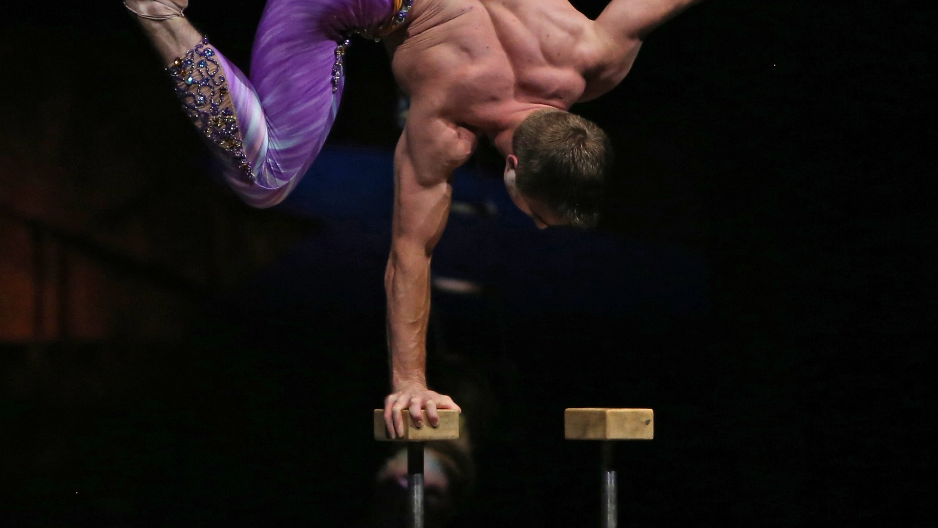 28.nov.2012 - O espetáculo "Alegria", do Cirque du Soleil, estreou no Omnisports Palace of Bercy, em Paris. "Alegria", um dos mais populares shows do grupo canadense fundado em 1984, foi criado para comemorar o décimo aniversário da companhia em 1994. Desde a estreia, o espetáculo já foi assistido por mais de dez milhões de pessoas em cerca de 65 países - Brainpix