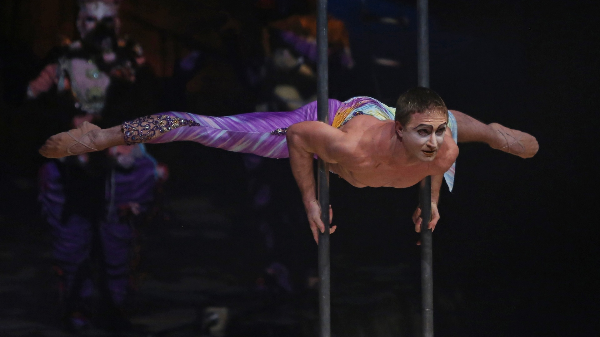 28.nov.2012 - O espetáculo "Alegria", do Cirque du Soleil, estreou no Omnisports Palace of Bercy, em Paris. "Alegria", um dos mais populares shows do grupo canadense fundado em 1984, foi criado para comemorar o décimo aniversário da companhia em 1994. Desde a estreia, o espetáculo já foi assistido por mais de dez milhões de pessoas em cerca de 65 países - Brainpix