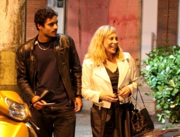 29.nov.2012 - Arlete Salles janta com o namorado, o bailarino Claudio, no Leblon, Rio de Janeiro
