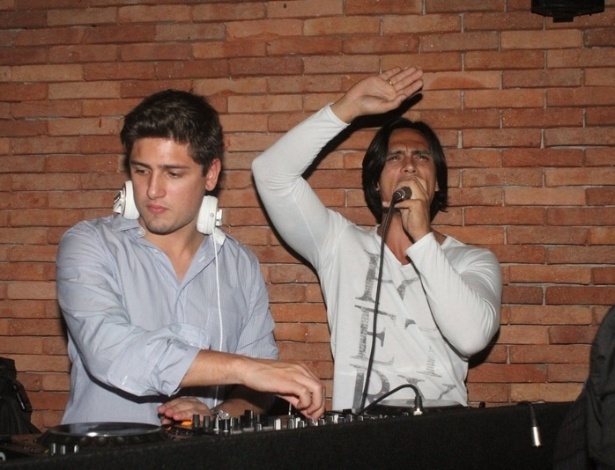 29.nov.2012 - Daniel Rocha toca em seu aniversário em um bar do bairro de Ipanema, Rio de Janeiro