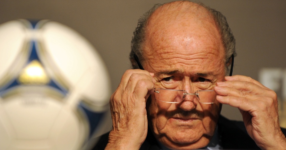 29.nov.2012 - Joseph Blatter, presidente da Fifa, ajeita os óculos antes de coletiva da Copa das Confederações em São Paulo