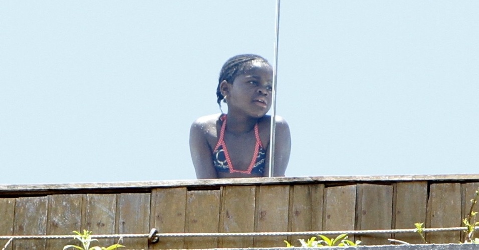 30.nov.12 - Mercy, filha de Madonna, aparece na piscina do hotel em que a comitiva de Madonna está hospedada em Ipanema, no Rio
