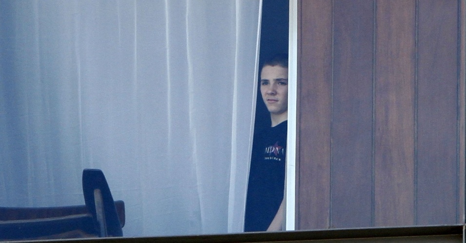 30.nov.12 - Rocco, filho de Madonna, aparece na janela do hotel em Ipanema para onde a comitiva de Madonna foi assim que desembarcou no Rio