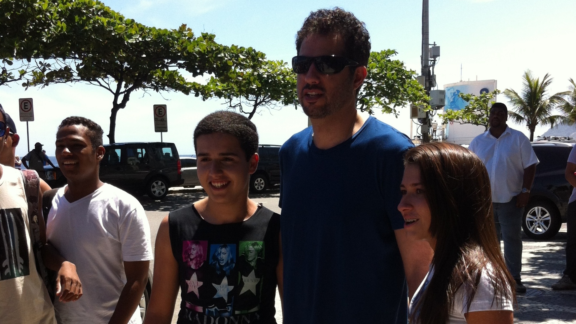 30.nov.12 - Guy Oseary, empresário da Madonna, foi até a porta do hotel para falar com os fãs, no início desta tarde - Renato Damião/UOL