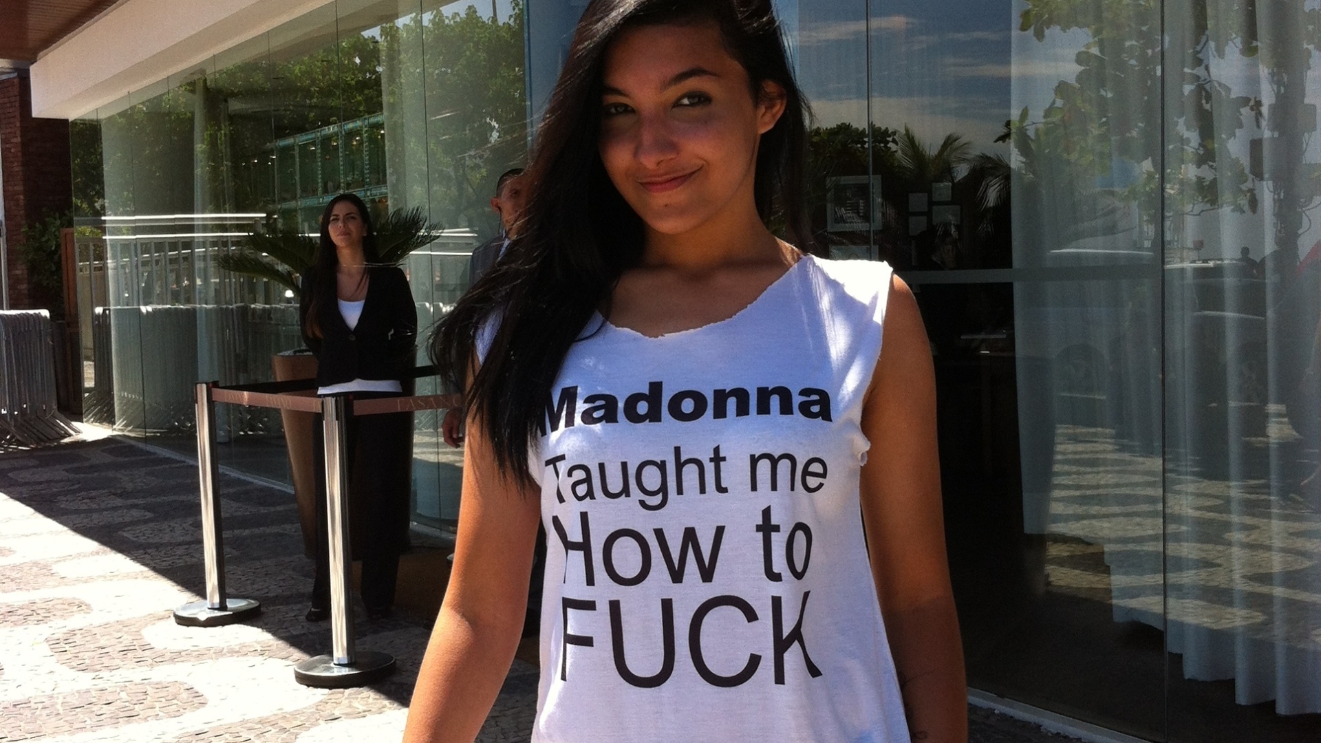 30.nov.2012 - A estudante Gabriella Gusmão, de 16 anos, é uma das poucas fãs na porta do hotel Fasano, em Ipanema, na tarde desta sexta - Renato Damião/UOL