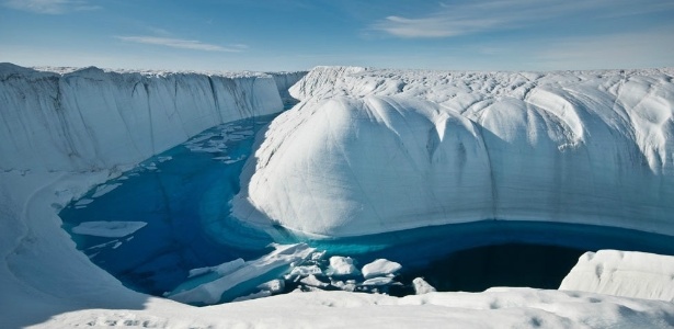 30.nov.2012 - A perda de cobertura de gelo já havia sido reportada anteriormente pelo Painel Intergovernamental em Mudanças Climáticas (IPCC na sigla em inglês) em 2007, mas não estava claro se a Antártida estaria crescendo ou encolhendo. Agora, estimativas sugerem que tanto a Antártida como a Groenlândia (na foto acima) estão perdendo gelo - Ian Joughin/Universidade de Washington