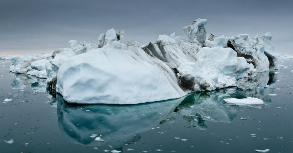 30.nov.2012 - "A taxa de degelo da Groenlândia aumentou quase cinco vezes desde meados dos anos 1990. Em comparação, ainda que as mudanças regionais no gelo da Antártida sejam muitas vezes surpreendentes, o balanço geral permanece razoavelmente constante, pelo menos de acordo com as medidas de satélite a que tivemos acesso", diz Ivins. Na foto, um iceberg na Baía Disko, na Groenlândia