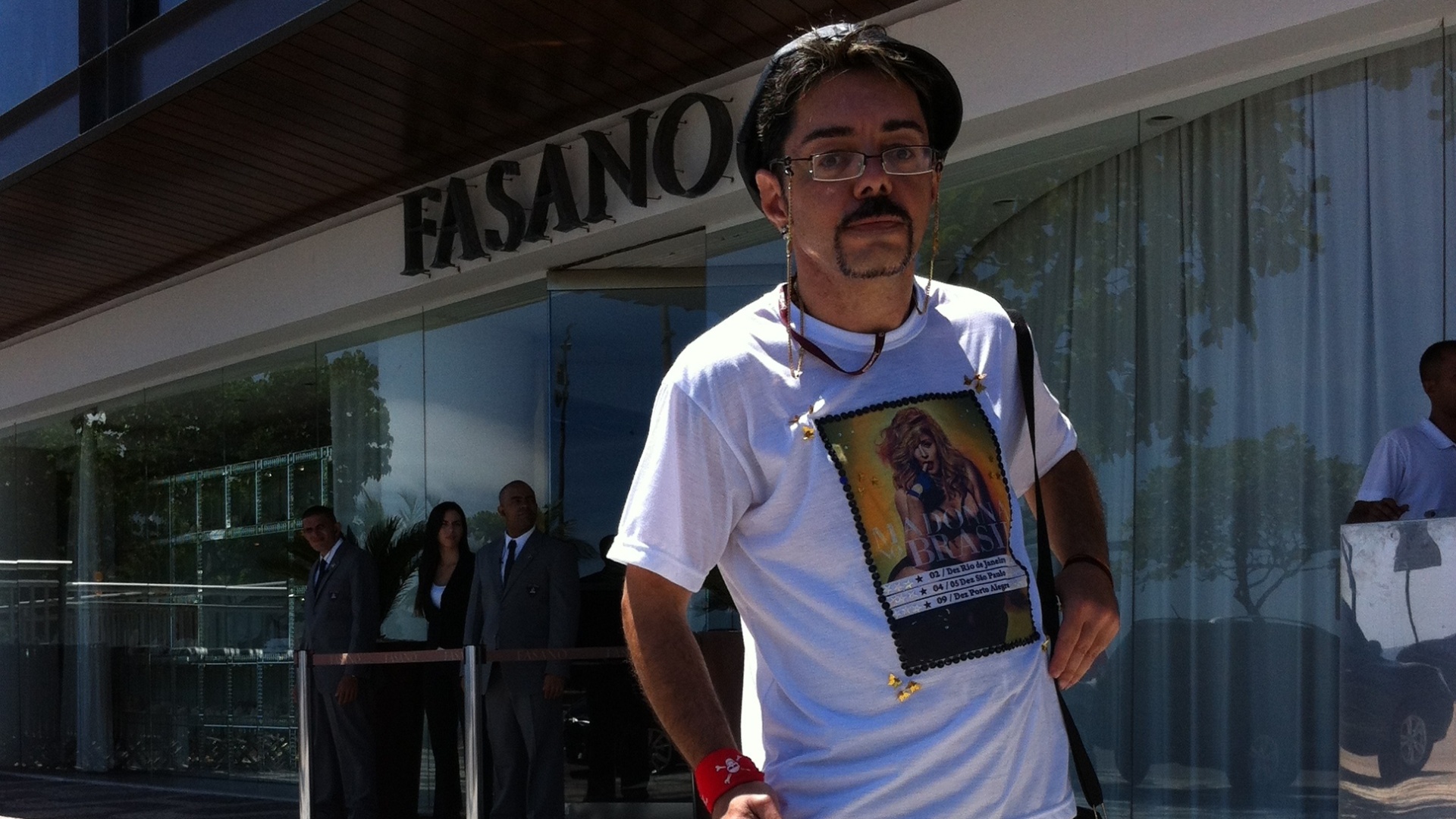 30.nov.2012 - Cabeleireiro paulista Sérgio Ramiro, de 50 anos, fã da Madonna, aguarda a cantora na porta do hotel no Rio - Renato Damião/UOL