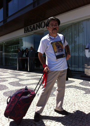 30.nov.2012 - Cabeleireiro paulista Sérgio Ramiro, de 50 anos, fã da Madonna, aguarda a cantora na porta do hotel no Rio