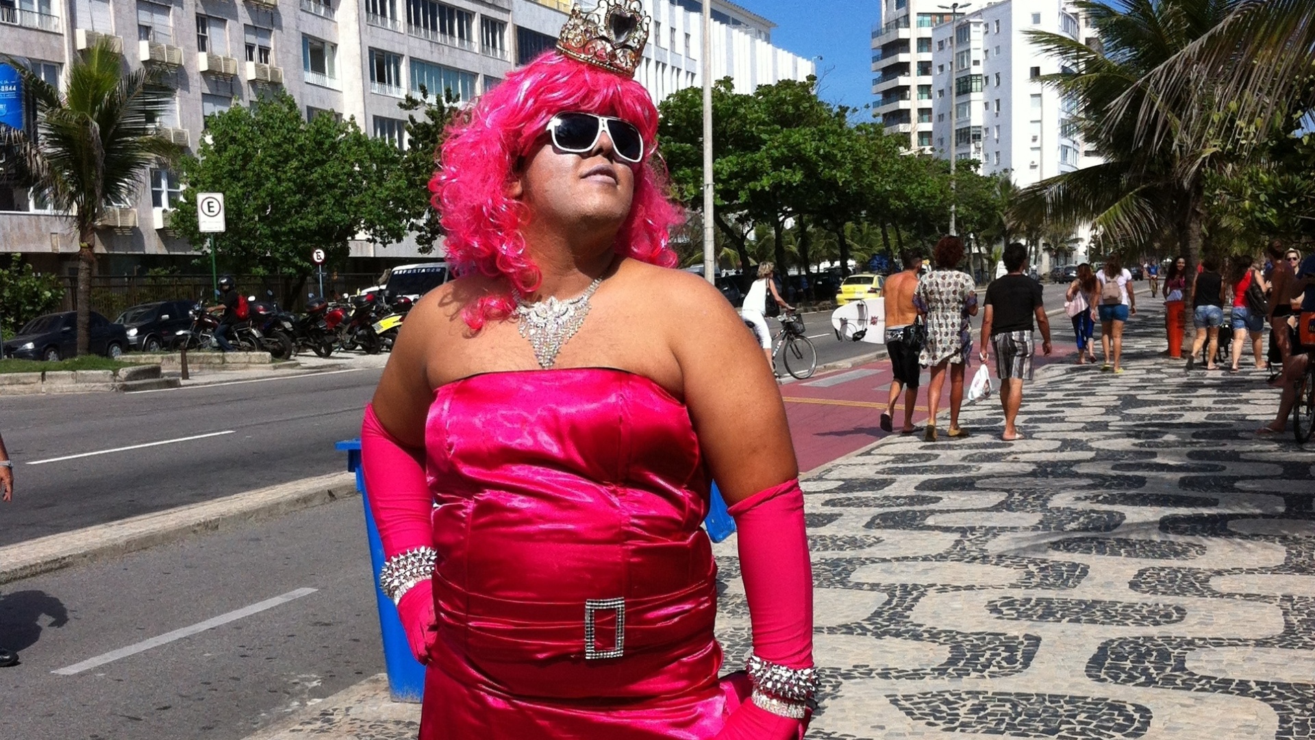 30.nov.2012 - Caio Augusto de Lima, de 24 anos, usa vestido inspirado no clipe de "Material Girl", da Madonna - Renato Damião/UOL