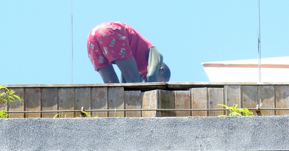 30.nov.2012 - David, filho de Madonna, brinca na piscina do hotel em que a comitiva da cantora está hospedada em Ipanema, no Rio