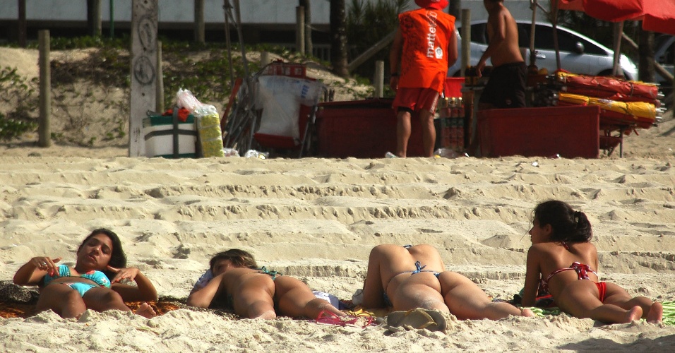 30.nov.2012 - Mulheres aproveitam o calor para tomar banho de sol, nesta sexta-feira (30), na praia de Ipanema (Rio de Janeiro)