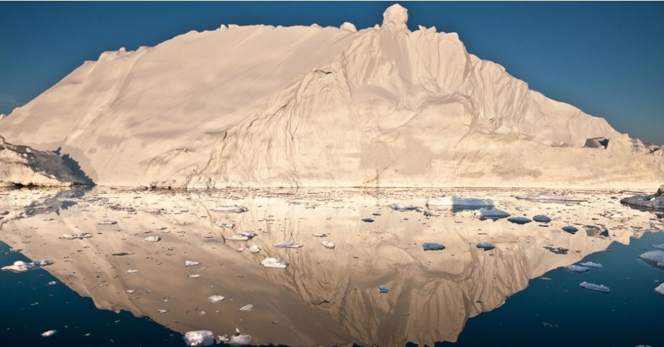 30.nov.2012 - O novo estudo mostra que o derretimento de gelo aumentou, causando a elevação anual de até 0,95mm no nível dos mares. Na foto, o sol da meia-noite refletido no gelo da Groenlândia