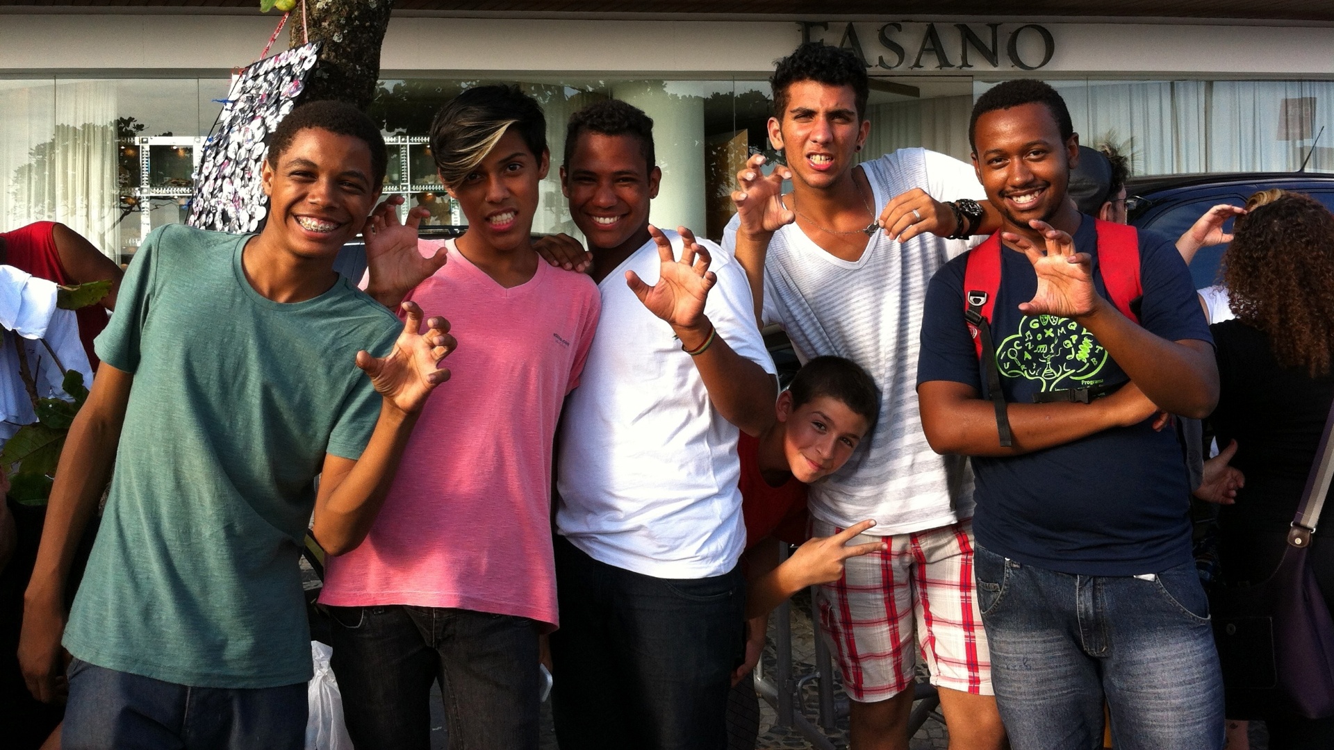 30.nov.2012 - Os fãs de Lady Gaga Caio Alves, Iago Freitas, Fernando Paz, Rodrigo Frisch, Yago Ferreira e Henry Costa foram ao hotel Fasano, no Rio, para selar a paz entre fãs de Gaga e Madonna - Renato Damião/UOL