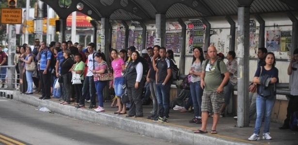 Pessoas aguardam em ponto de ônibus em Porto Alegre, durante paralisação de funcionários da companhia de transporte público Carris Porto-Alegrense - Bruno Alencastro/Agência RBS