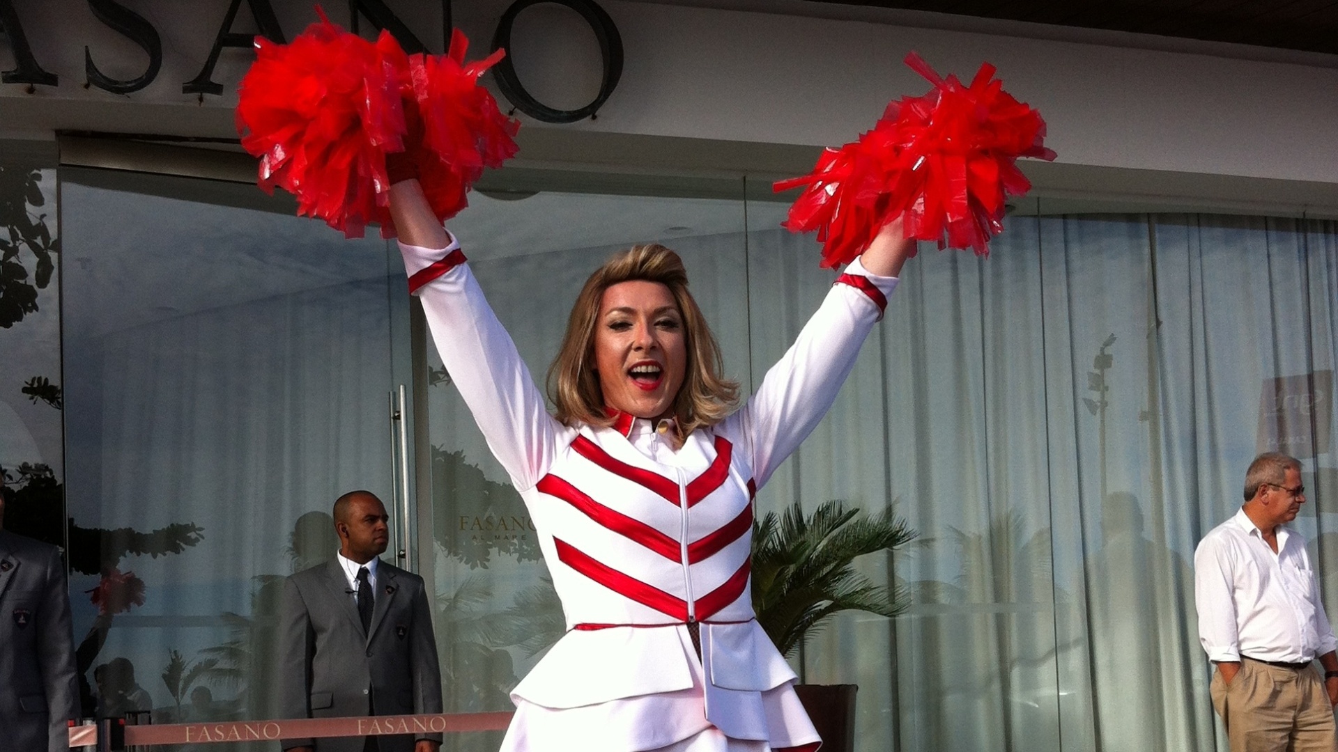 30.nov.2012 - Rinaldo Borba, de 34 anos, cosplay de Madonna há 18 anos, posa em frente ao hotel Fasano, onde a cantora está hospedada na zona sul do Rio - Renato Damião/UOL