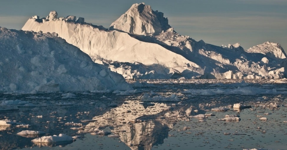 30.nov.2012 - Sol da meia-noite reflete em iceberg na Baía de Disko, na Groenlândia. Boa parte da perda anual de gelo ocorre com a erosão de icebergs como na foto (Foto: Ian Joughin, Universidade de Washington).