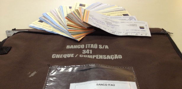 Os cheques foram levados para a 10° Delegacia de Polícia, onde o caso foi registrado - Divulgação/Polícia Civil do Rio de Janeiro