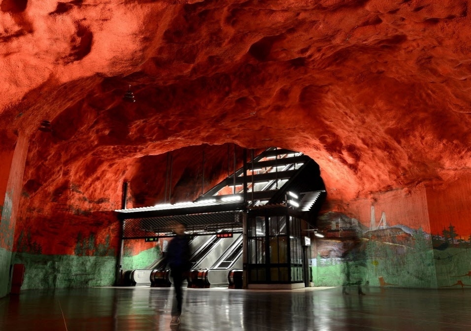 Estações de metrô europeias são transformadas em instalações artísticas no projeto "Art Station Line 1". Na foto, metrô de Estocolmo, na Suécia. Noventa das 100 estações de metrô da cidade foram decoradas com instalações e pinturas de 150 artistas - AFP PHOTO / MARIO LAPORTA