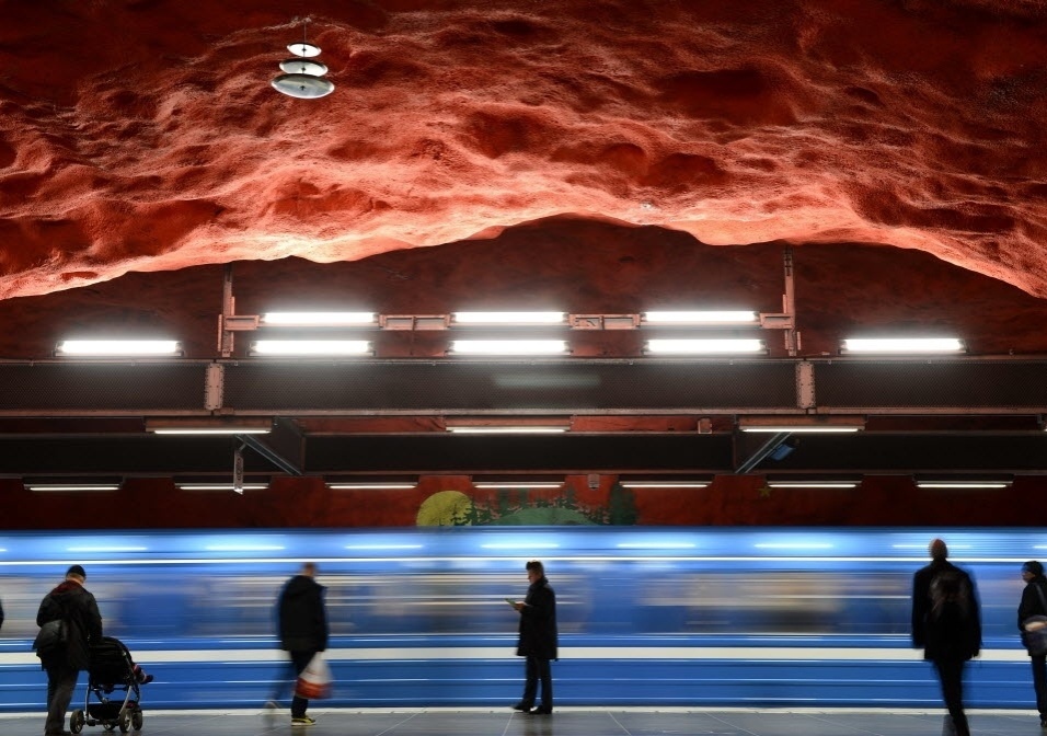 Estações de metrô europeias são transformadas em instalações artísticas no projeto "Art Station Line 1". Na foto, metrô de Estocolmo, na Suécia. Noventa das 100 estações de metrô da cidade foram decoradas com instalações e pinturas - AFP PHOTO / MARIO LAPORTA
