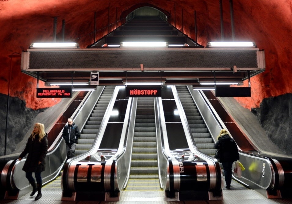 Estações de metrô europeias são transformadas em instalações artísticas no projeto "Art Station Line 1". Na foto, metrô de Estocolmo, na Suécia. Noventa das 100 estações de metrô da cidade foram decoradas com instalações e pinturas de 150 artistas - AFP PHOTO / MARIO LAPORTA