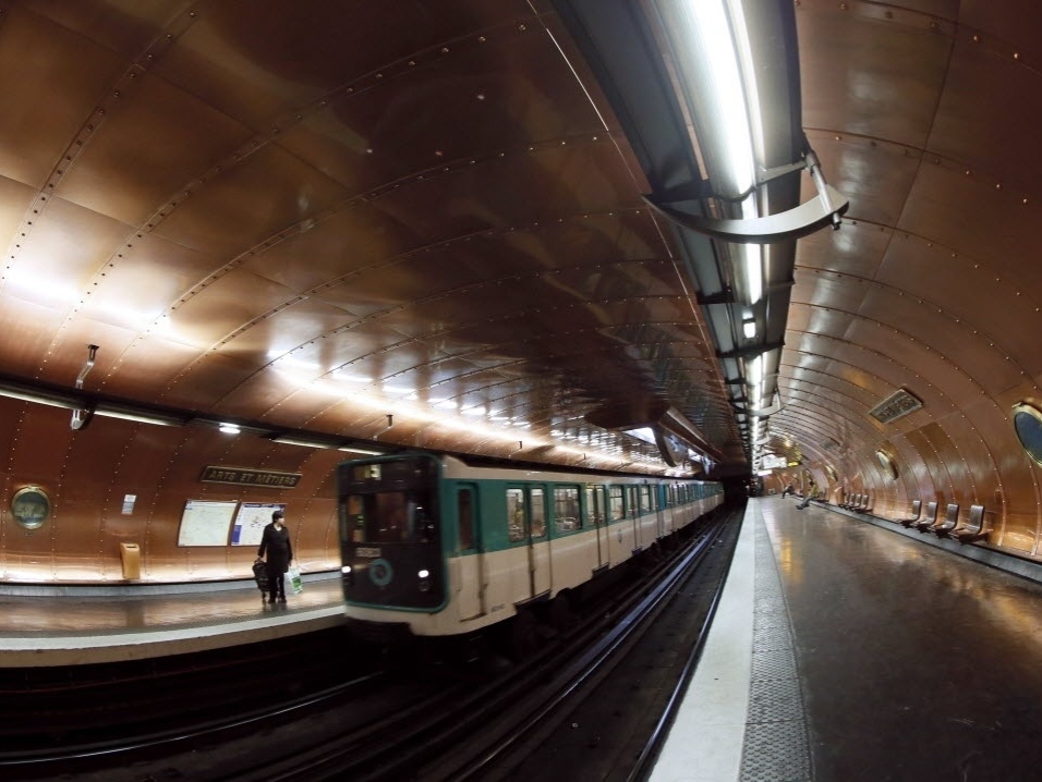 Estações de metrô europeias são transformadas em instalações artísticas no projeto "Art Station Line 1". Na foto, metrô de Paris - AFP PHOTO / PATRICK KOVARIK