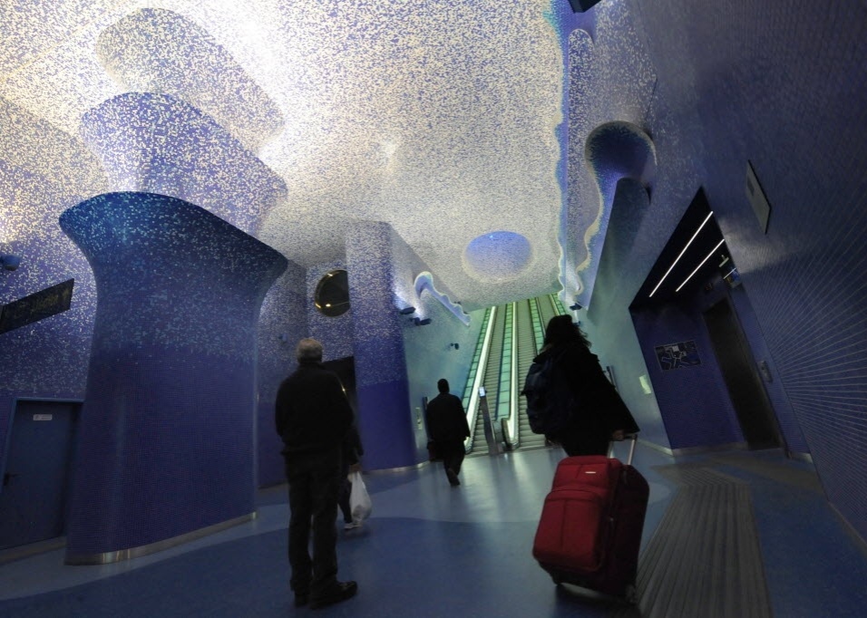 Estações de metrô europeias são transformadas em instalações artísticas no projeto "Art Station Line 1". Na foto, obra do artista Oscar Tusquet Blanca na estação de Toledo, em Nápoles, na Itália   - AFP PHOTO / MARIO LAPORTA