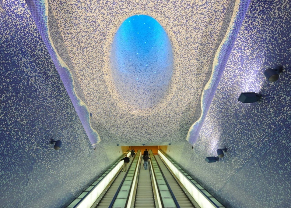Estações de metrô europeias são transformadas em instalações artísticas no projeto "Art Station Line 1". Na foto, obra do artista Oscar Tusquet Blanca na estação de Toledo, em Nápoles, na Itália   - AFP PHOTO / MARIO LAPORTA