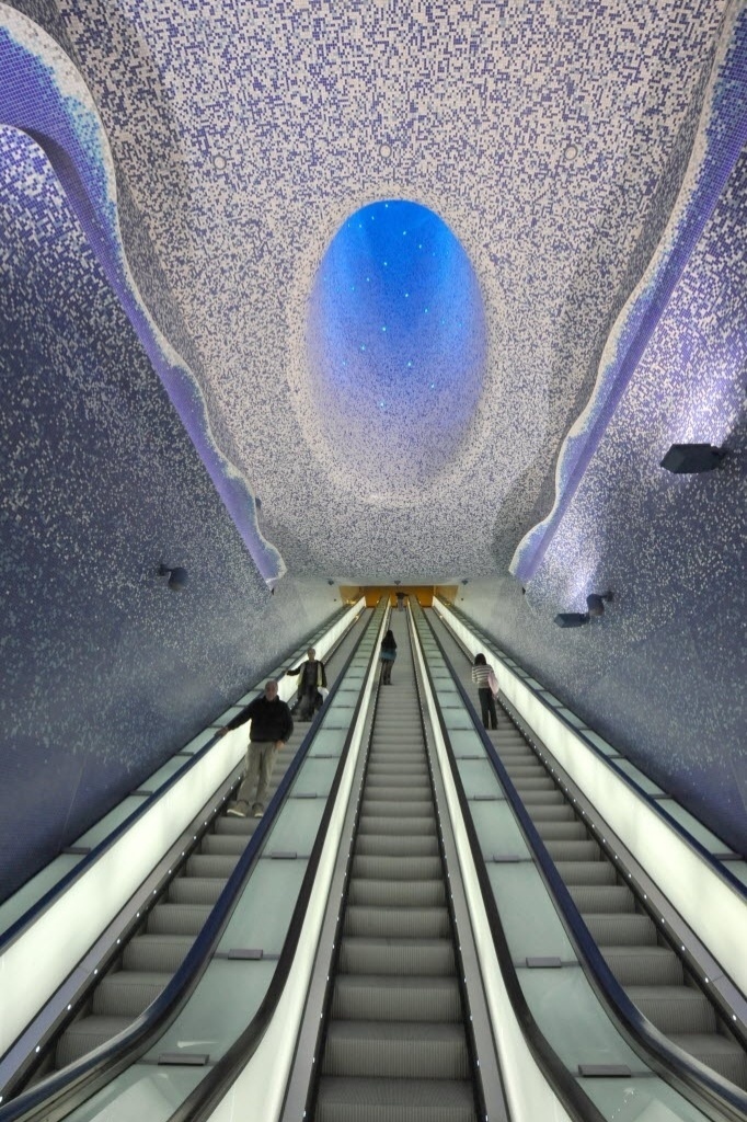 Estações de metrô europeias são transformadas em instalações artísticas no projeto "Art Station Line 1". Na foto, obra do artista Oscar Tusquet Blanca na estação de Toledo, em Nápoles, na Itália   - AFP PHOTO / MARIO LAPORTA