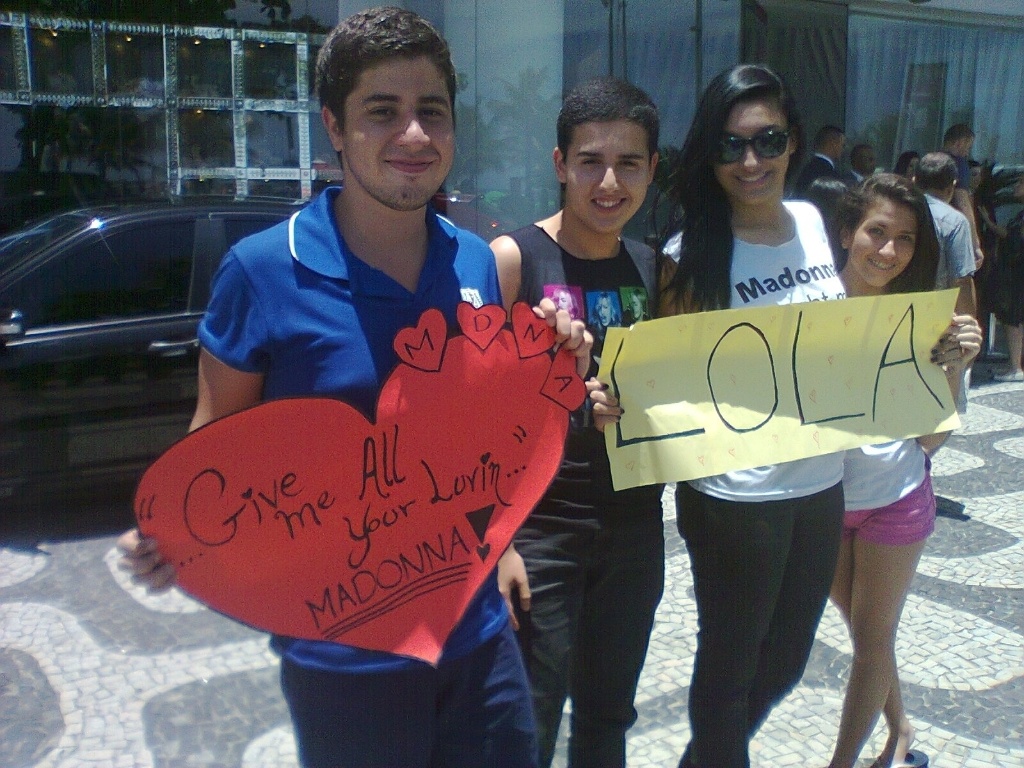 30.nov.12 - Fãs fazem plantão em frente a hotel onde Madonna está hospedada no Rio - Rodrigo Teixeira/UOL