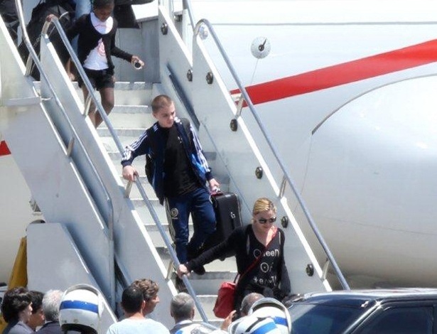 Acompanhada pela filha Mercy e o filho Rocco, Madonna desembarca no Rio de Janeiro para primeiro show da turnê "MDNA" no Brasi (30.nov.2012)