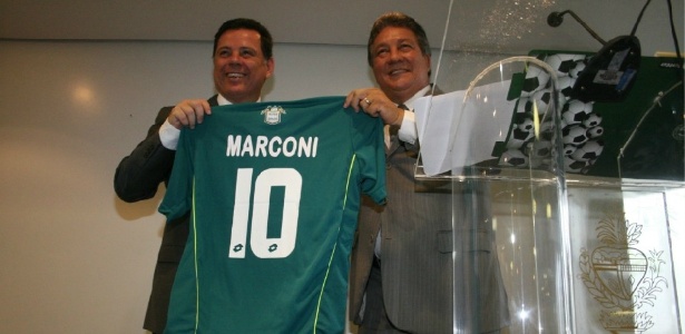 Marconi Perillo recebe uma camisa do Goiás das mãos do presidente do clube, João Bosco Luz